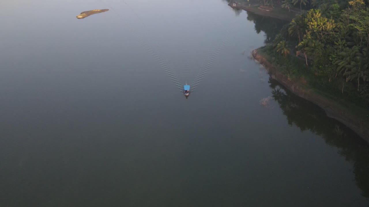 vista aérea, los barcos azules corren suavemente en el embalse de sermo con corrientes tranquilas