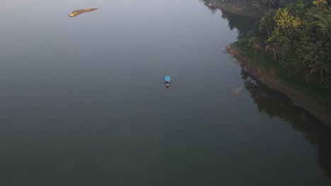 Luftaufnahme,-Blaue-Boote-Fahren-Reibungslos-Auf-Dem-Sermo-Stausee-Mit-Ruhigen-Strömungen