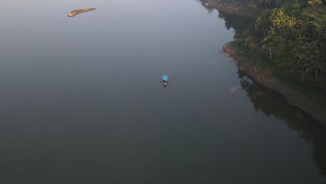 공중 전망, 파란색 보트가 평온한 흐름으로 세르모 저수지에서 원활하게 운행됩니다.
