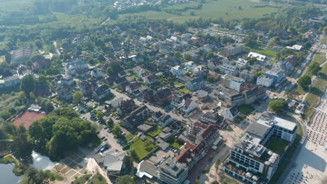 Drone-Aéreo-Volando-Sobre-La-Ciudad-De-Scharbeutz-En-Alemania,-Pan-Circular,-Día