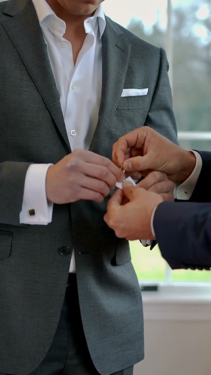 Primo Piano: Uomo che Sistema i Gemelli su Camicia Formale
