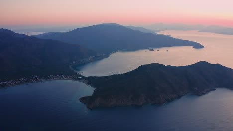 地中海海岸上空的空中舞蹈:土耳其的爱琴海海岸的无人机录像