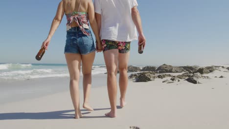 una joven pareja junto al mar