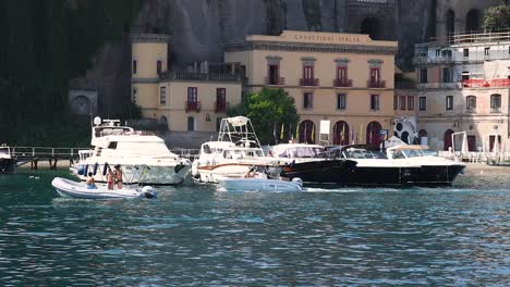 barcos maniobrando cerca de un muelle en sorrento