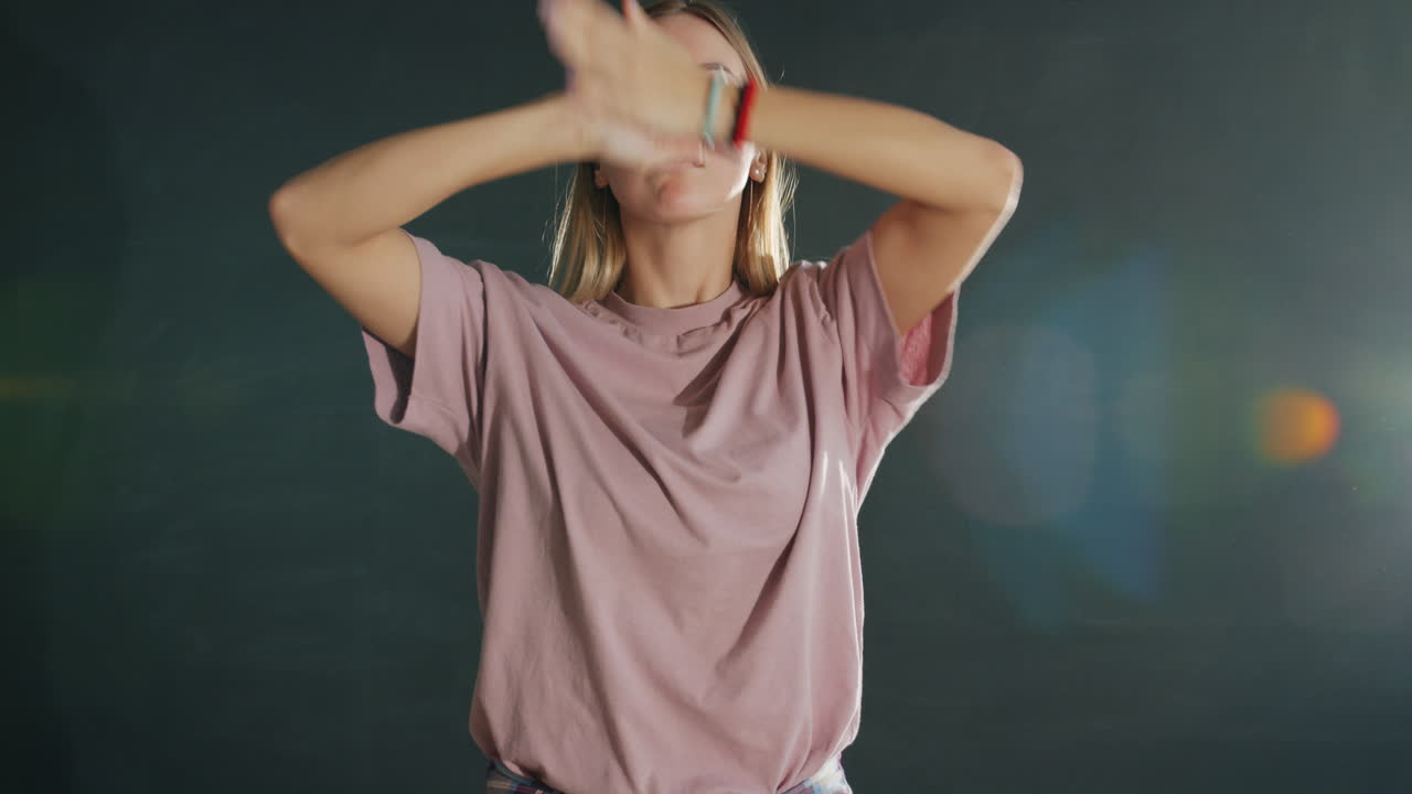 mujer joven bailando