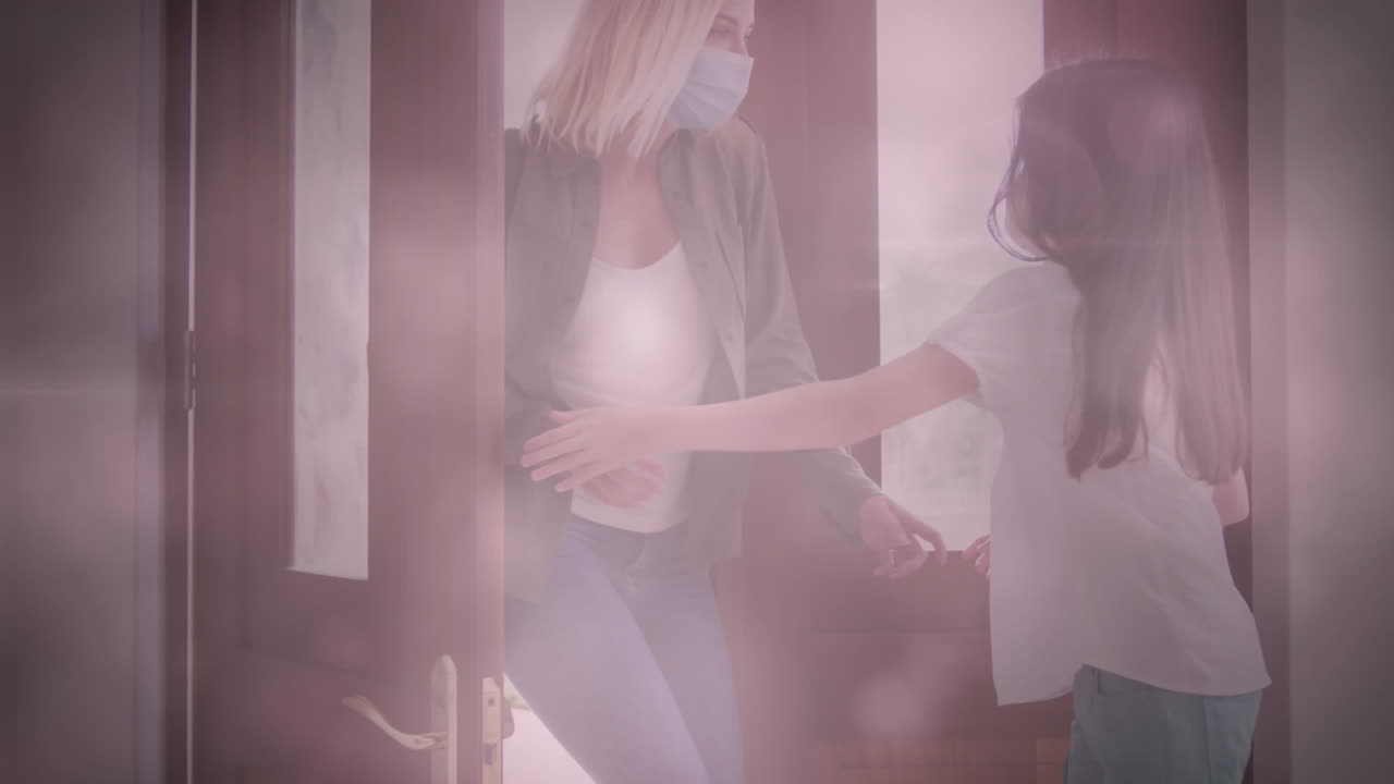 백인 여성과 그녀의 딸이 얼굴 마스크를 쓰고 문을 열고 있는 빛의 반점의 애니메이션