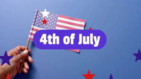 animación del 4 de julio texto sobre estrellas y bandera de los estados unidos de américa sobre fondo azul
