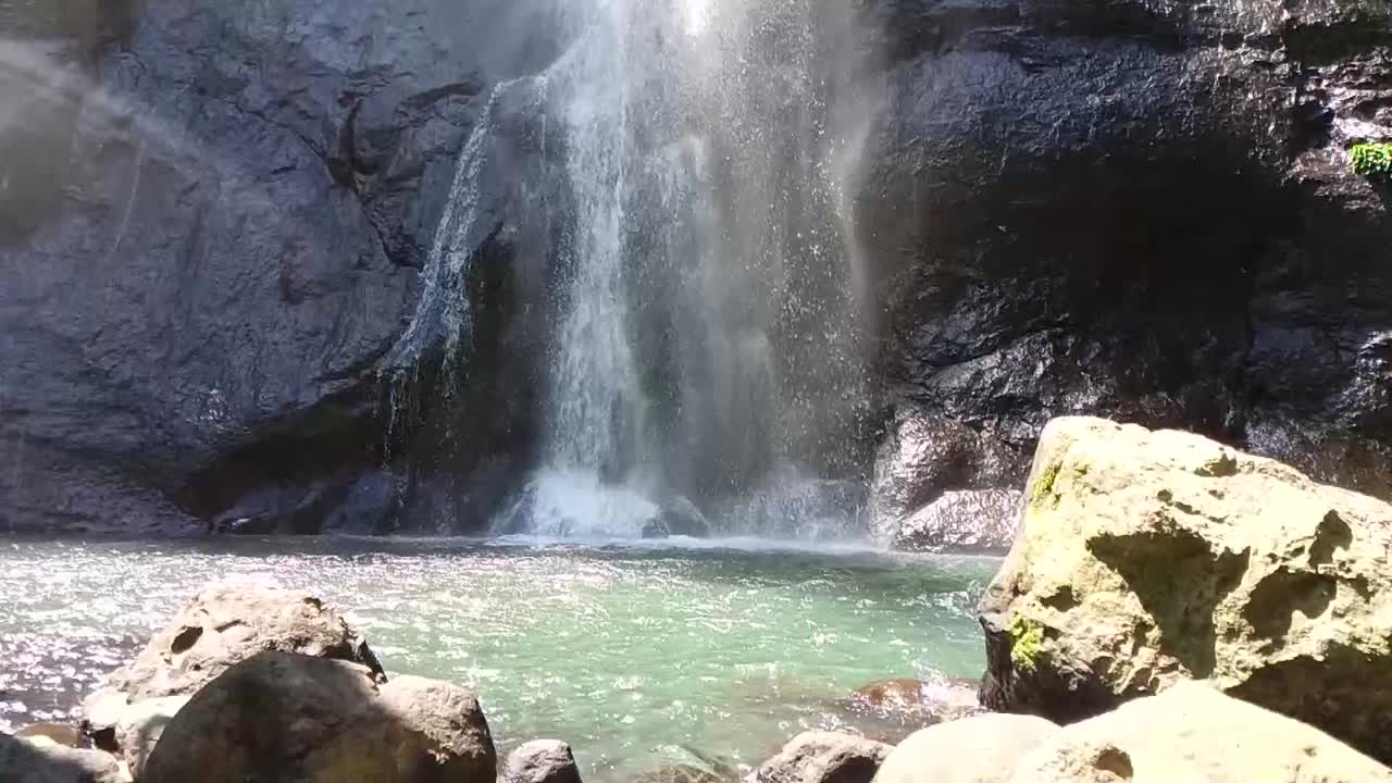 vista horizontal de la cascada de tammasapi en mamuju, sulawesi occidental, indonesia. fue tomada en cámara lenta.