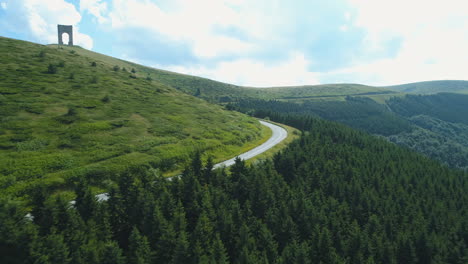 SUV-Fährt-Auf-Panorama-Bergstraße