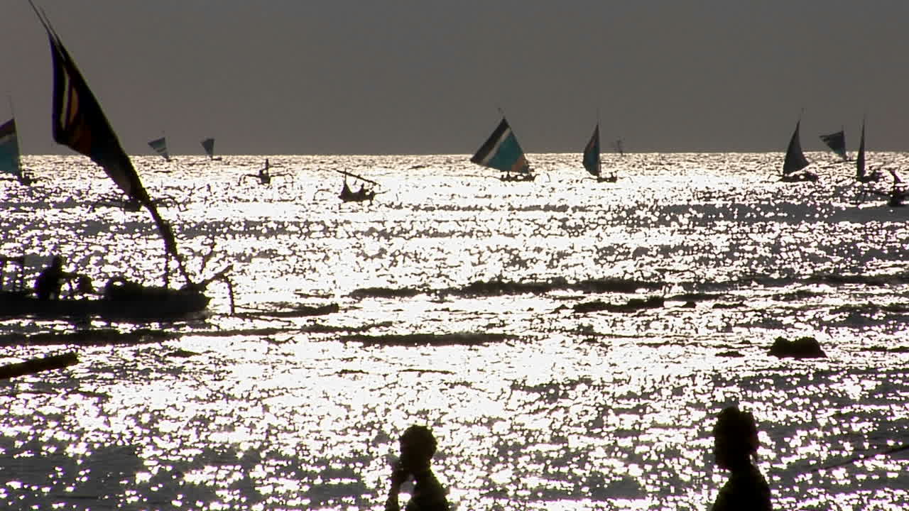 범선은 물 위를 이동한다.