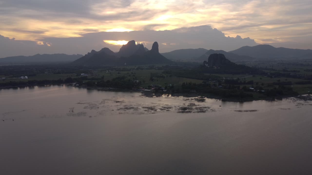 cielo de la hora dorada, hermosos e idílicos reflejos de agua quieta