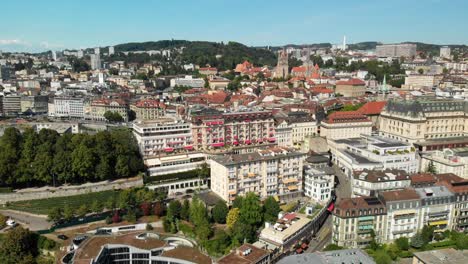 Toma-Aérea-De-Drones-Volando-Hacia-Atrás-Que-Muestra-El-Hotel-Lausanne-Palace-En-Lausanne,-Suiza
