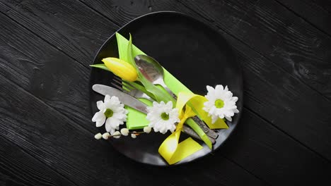 Pascua-spring-table-dishware-composition-with-yellow-tulip-flor