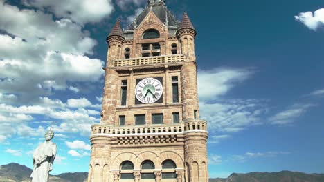 impresionante elevación e inclinación hacia abajo desde salt lake city y el edificio del condado.