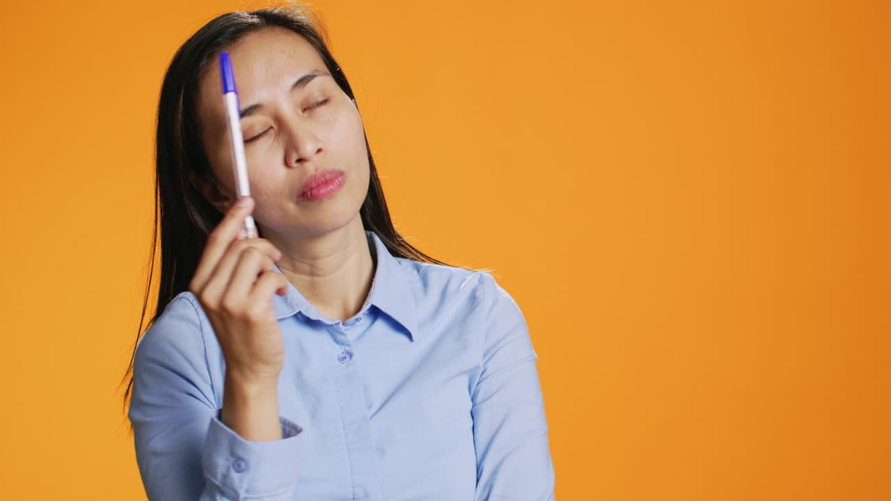 아시아인은 무언가에 대한 해결책을 생각합니다.