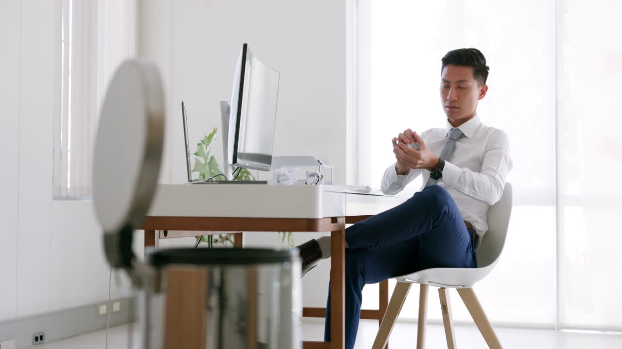 종이 제트와 함께 던지거나 놀거나 행복한 직원