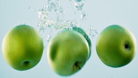apples in water