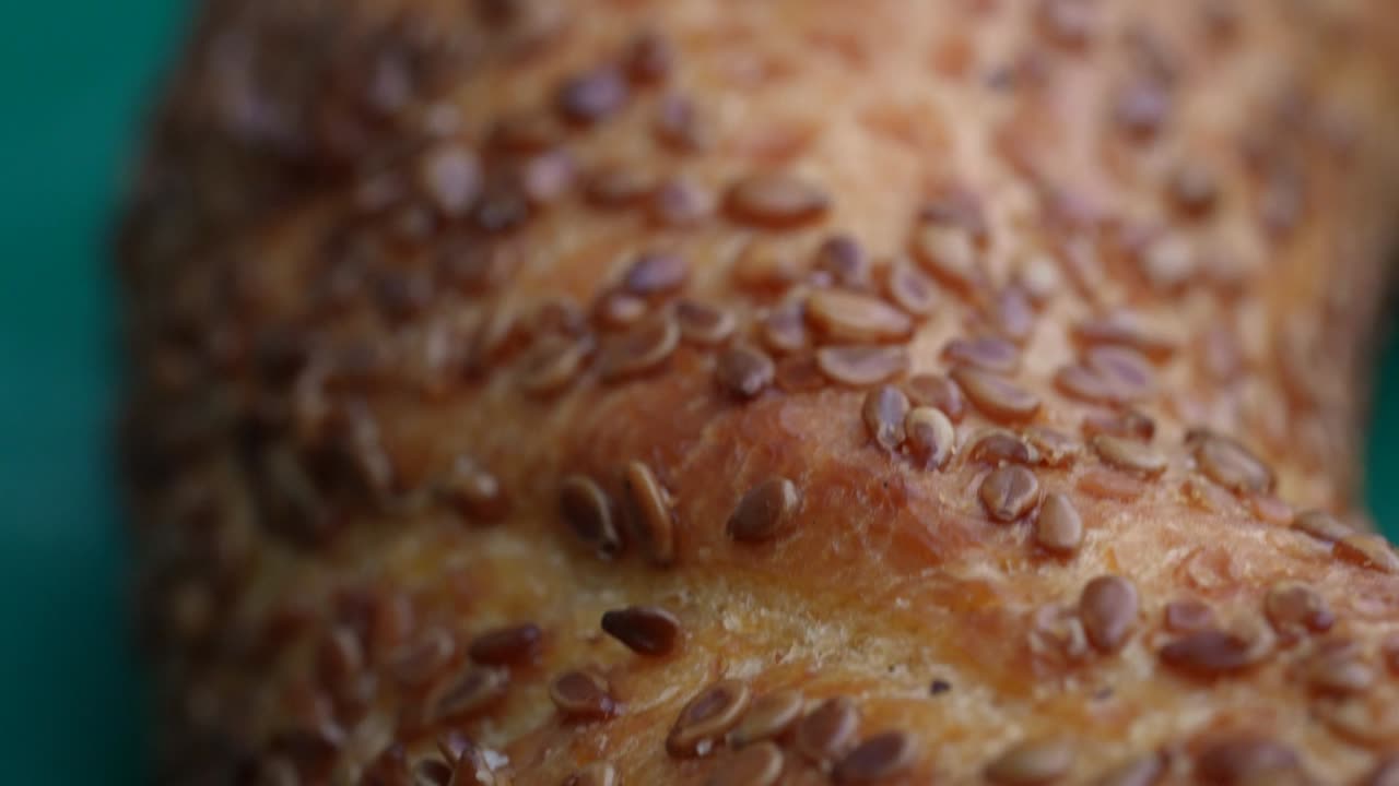 터키 베이글의 크로스업, 크리스피, 세자메와 함께 아침 식사, 페이스트리 은 개념.