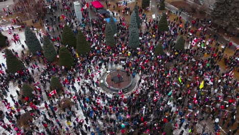 Menschenmenge-Mit-Redner-Zieht-Heraus,-Totalaufnahme,-Protest-In-Calgary,-12.-Februar-2022