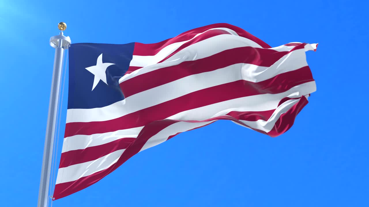 bandera de liberia ondeando en el viento con el cielo azul en lento, bucle