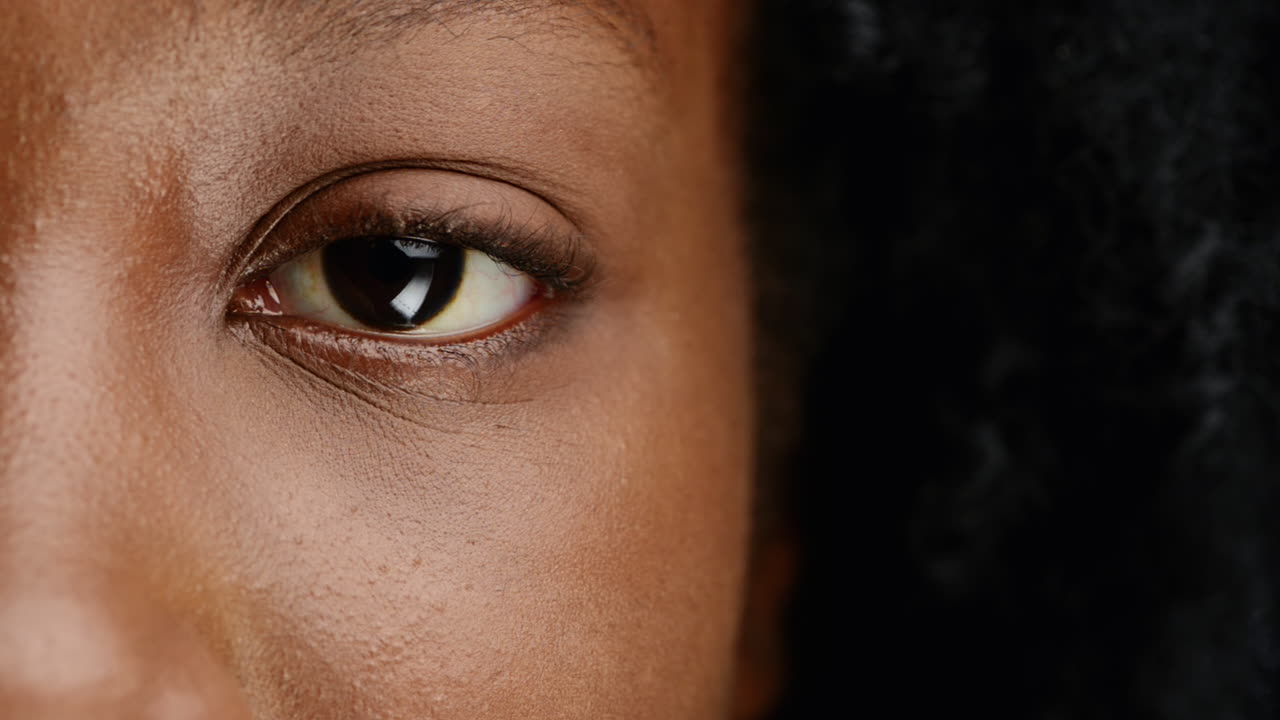 cerca de la mujer africana ojo serie de personajes aislados en fondo blanco puro