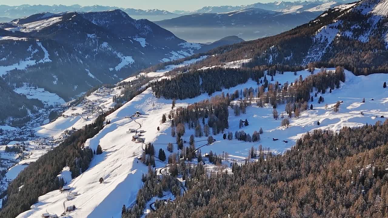 Sněhem pokryté hory v Alpách během zimy v Itálii