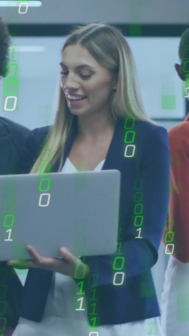 Video verticale: Codice verde in scorrimento mentre un presentatore tiene in mano un laptop e un collega indica per la revisione.