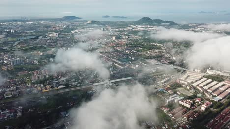 Estación-Ktm-En-Bukit-Mertajam-Rodeada-De-Nubes-Blancas.