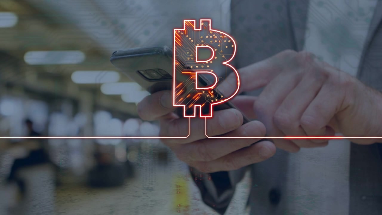 Mand tapper på telefon på en station, åbner krypto-app, mens et BTC-overlay og en rød linje pulserer på telefonen.