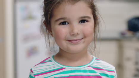 retrato de una niña hermosa sonriendo con una expresión linda