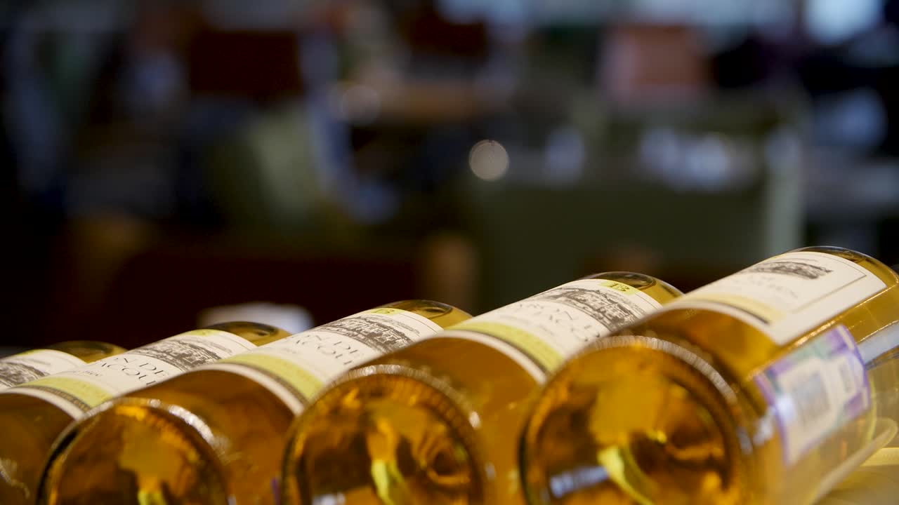 botellas de vino en exhibición