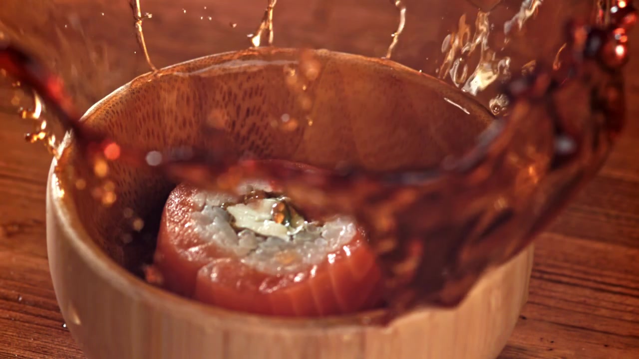 Rotolo di sushi al salmone che si immerge nella salsa di soia al rallentatore