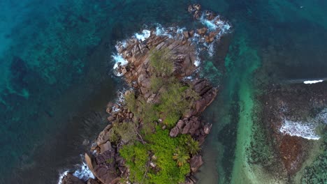 Drone-Disparó-Sobre-Rocas-De-Granito-Cerca-De-La-Costa-De-Port-Glaud-Mahe-Seychelles