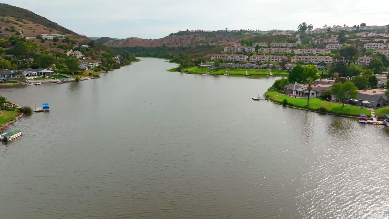 Filmato con drone a 60FPS con carrellata in avanti ampia a bassa quota, che mostra il Lago San Marcos a San Diego, California, USA.