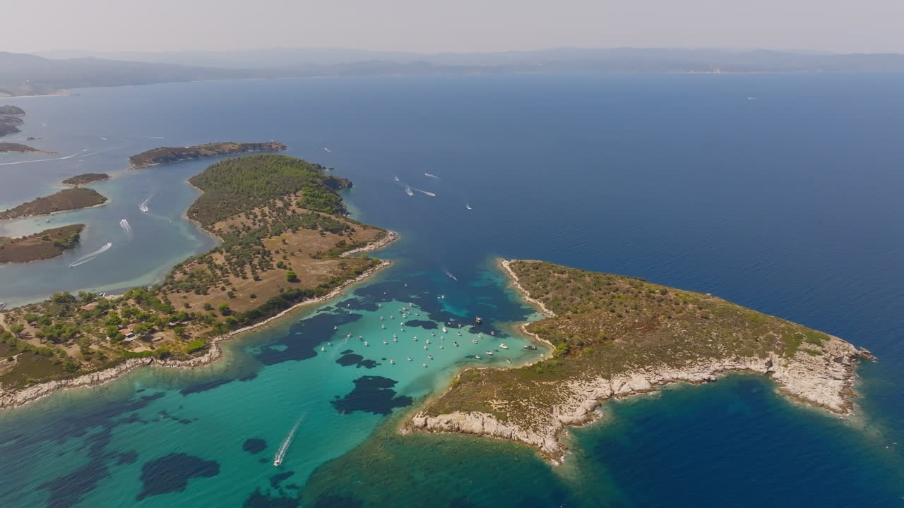 Flygfoto över en vacker ö i havet