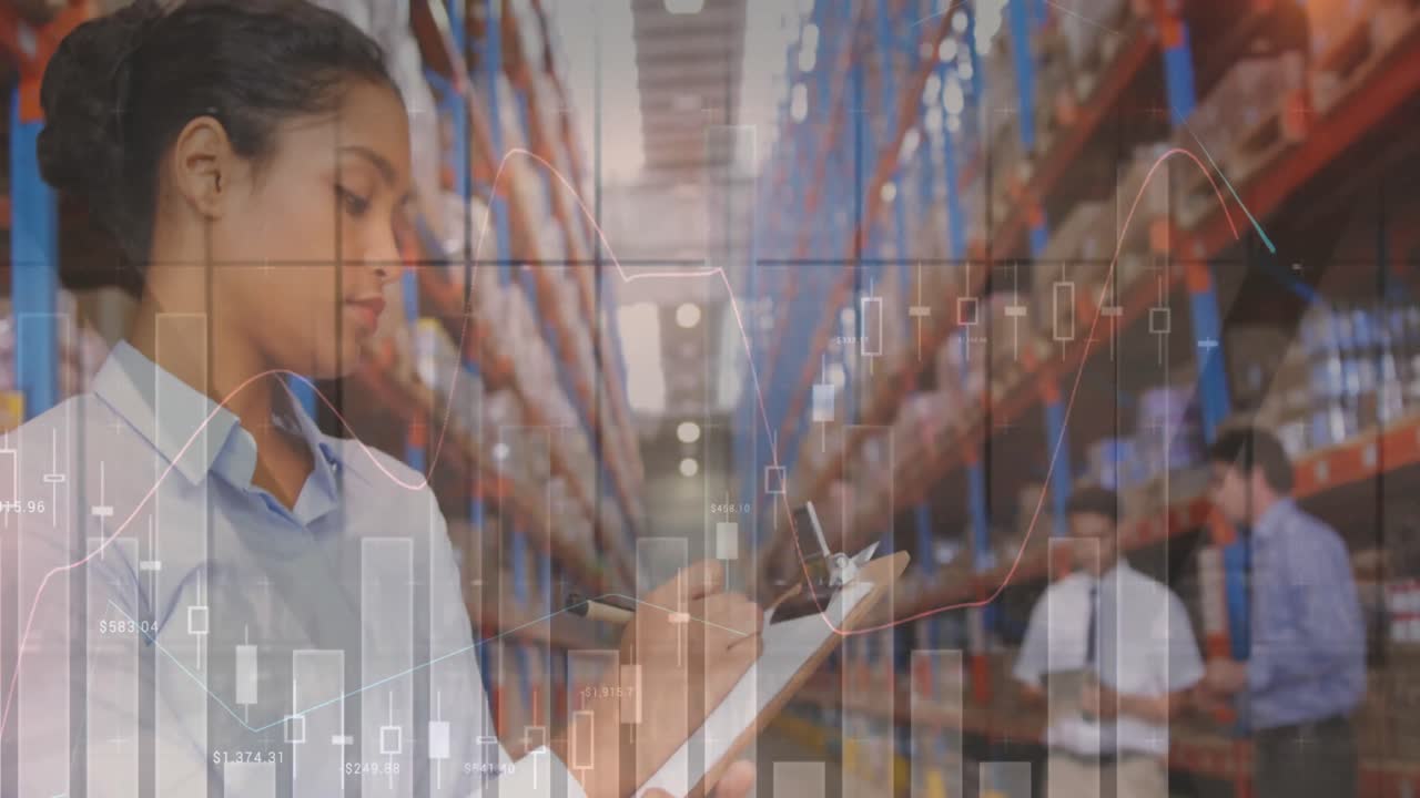 animación del procesamiento de datos sobre la escritura de la mujer en el clipboard en el almacén