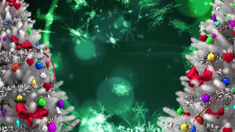 Animation-Von-Weihnachtsbäumen-über-Schnee,-Der-Auf-Grünen-Hintergrund-Fällt