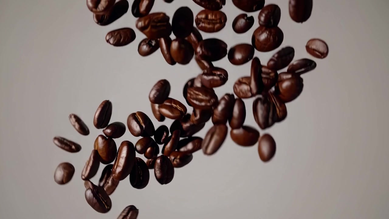 Fagioli di caffè arrostiti che cadono al rallentatore