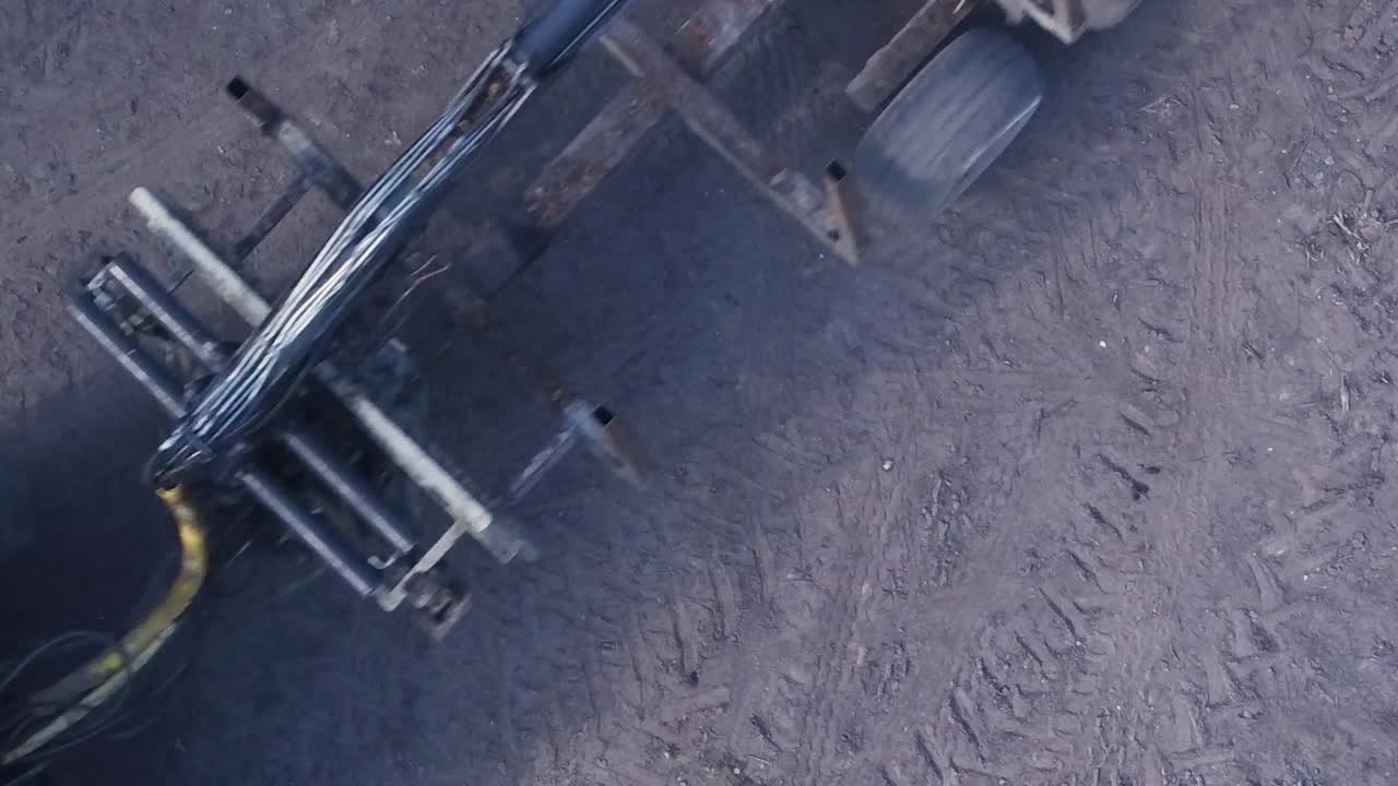 vista aérea de arriba hacia abajo de un tractor y un remolque que pasan a través del marco con espacio para texto