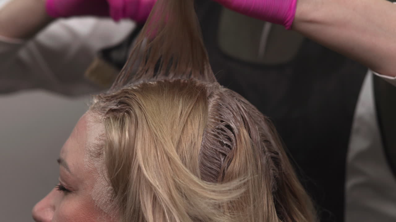 Processo di colorazione dei capelli in un salone di bellezza