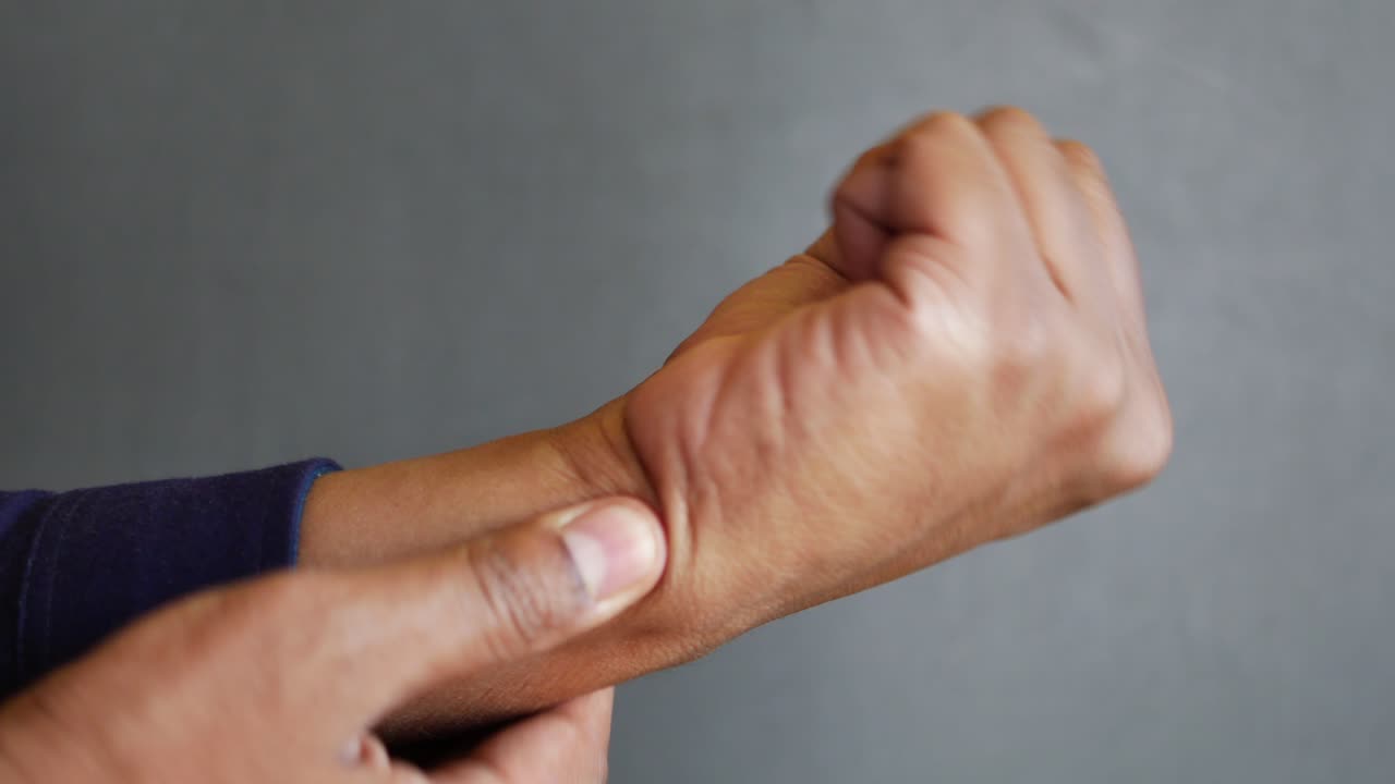 손목 통증이 있는 사람