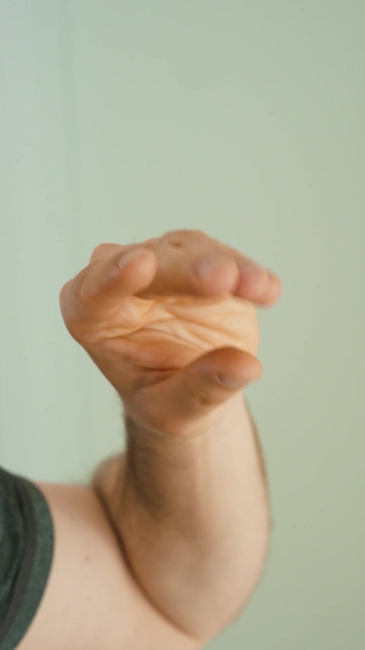 Gesto della mano comunemente usato per esprimere "troppo parlare", chiacchiere, richiesta di silenzio, sovraccarico di comunicazione, fastidio o per interrompere una conversazione. Adatto per linguaggio del corpo, emozioni e interazioni sociali.