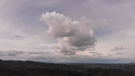 4K-Luftfahrtaufnahme-Eines-Besonders-Bewölkten-Tages-In-Eugene,-Oregon