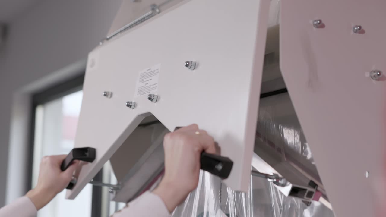 traje de embalaje de manos con máquina de embalar la ropa en la lavandería