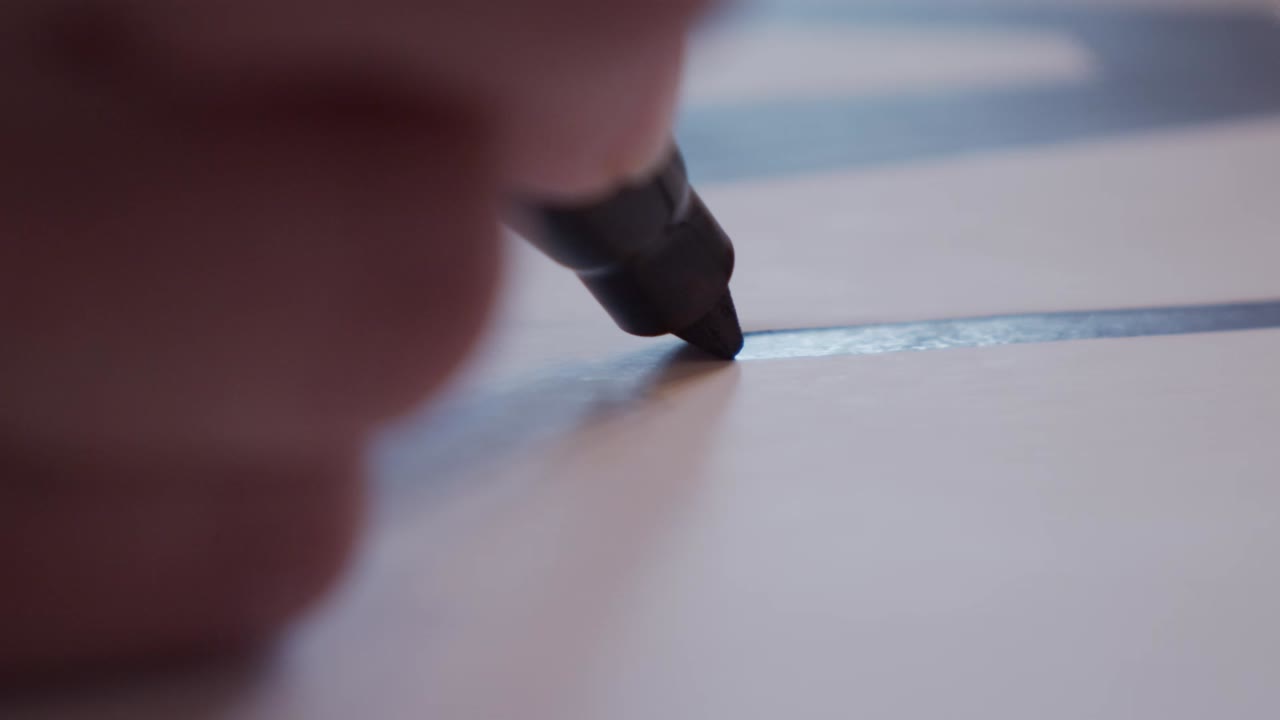 슬로우 모션으로 포스터에 검은 선을 그리는 추상 손