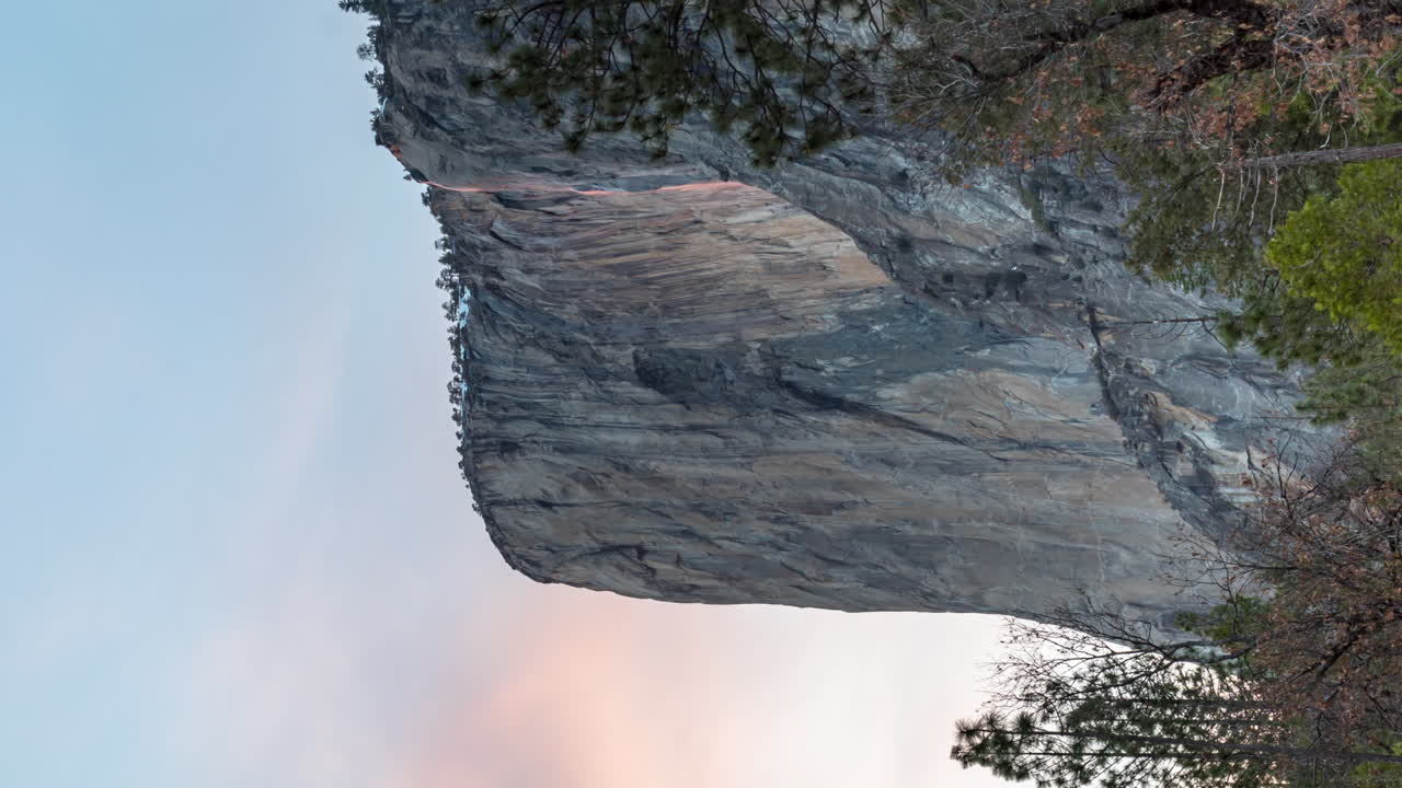 vista vertical de la cascada de fuego de yosemite en la caída de cola de caballo en el capitan en el parque nacional de yosemite, estados unidos