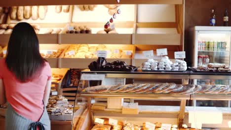 panadera con croissants en la canasta