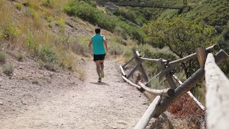toma en cámara lenta de un hombre activo corriendo por los senderos al aire libre de draper city, utah