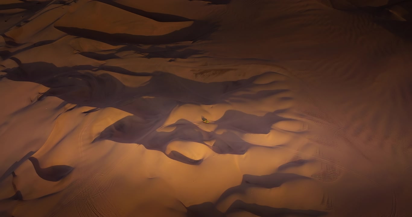 Dune buggy che attraversa le dune di sabbia nel deserto di Huacachina a Ica, Perù. Vista aerea con drone