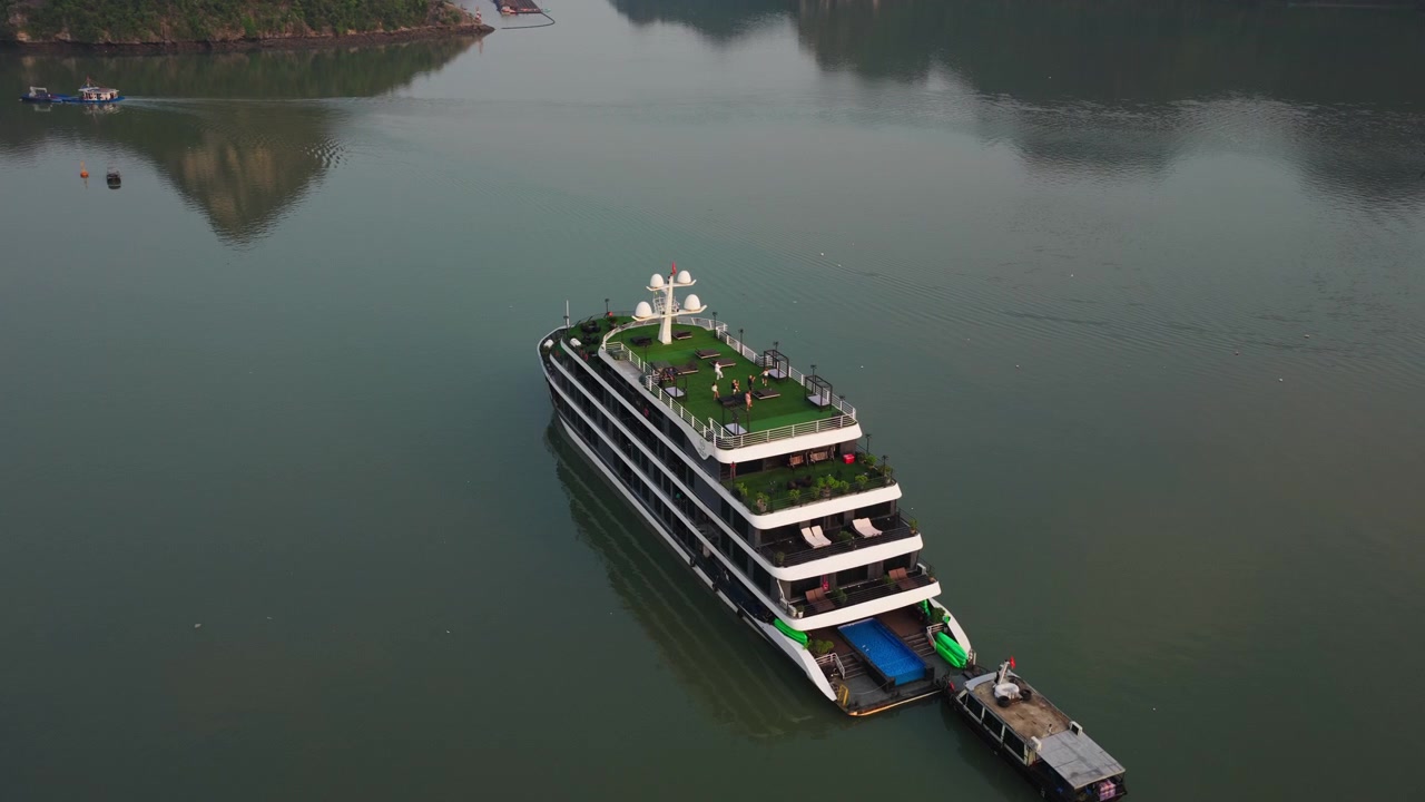 Luftfoto af krydstogtskibet Venus, der sejler i Lan Ha-bugten i Ha Long-bugten, Vietnam.